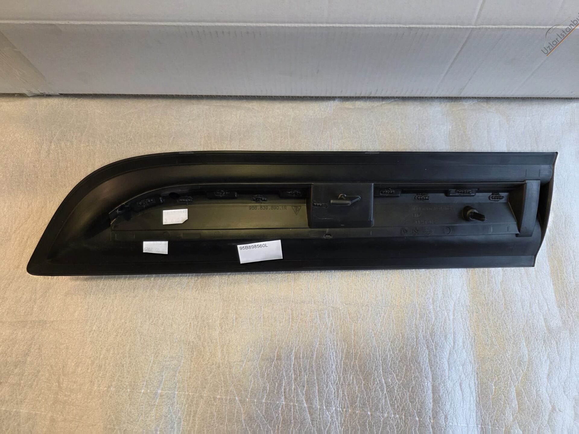 Porsche 95B-2 PORSCHE MACAN SAĞ ARKA KAPI KAPLAMASI / DESENLİ SİYAH (MACAN) 19-23
