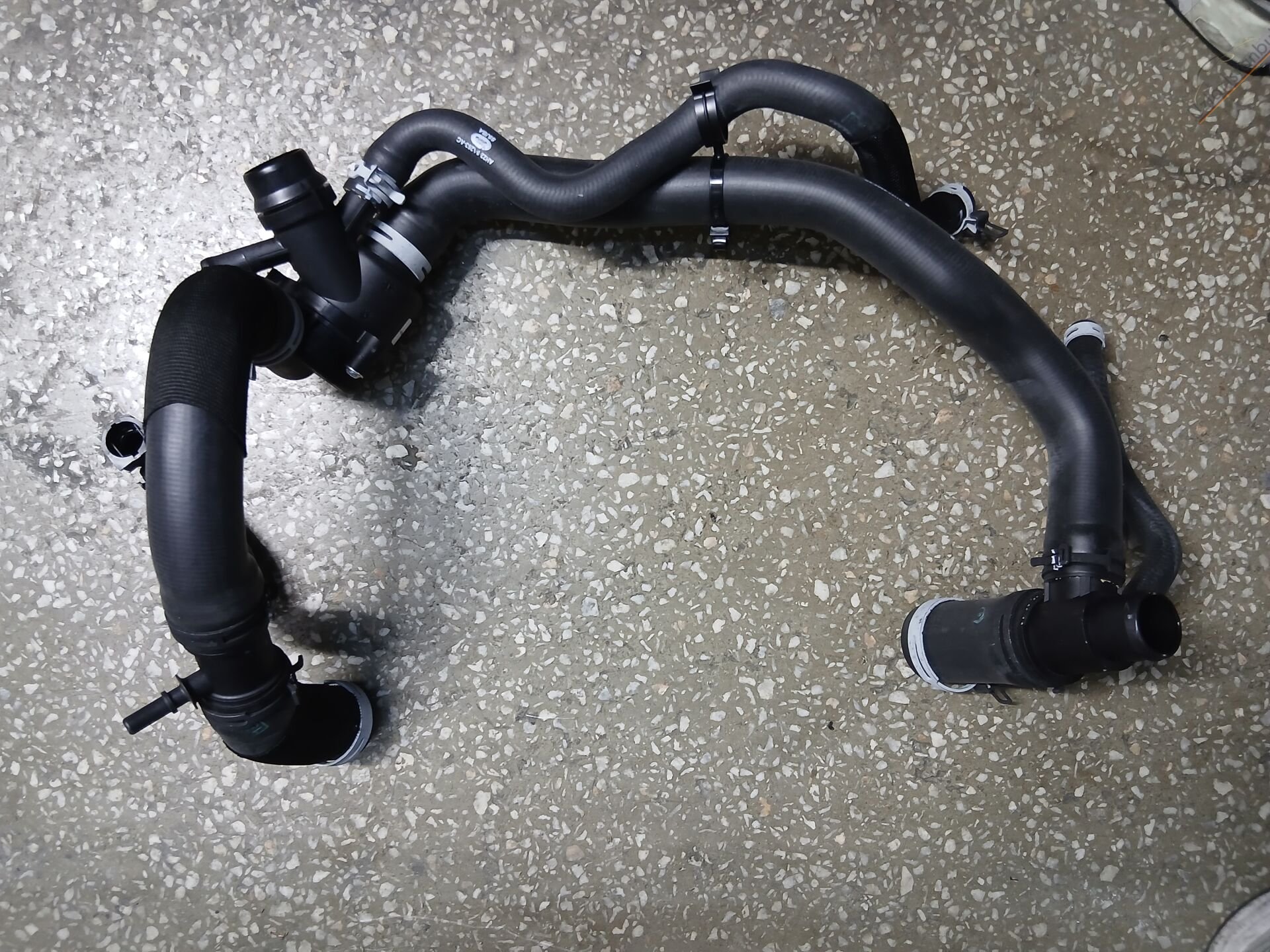 Land Rover DISCOVERY 4 RADYATOR UST HORTUM 3.0 V6/3.0L V6(SPORT/NWD4)