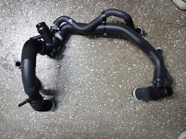Land Rover DISCOVERY 4 RADYATOR UST HORTUM 3.0 V6/3.0L V6(SPORT/NWD4)